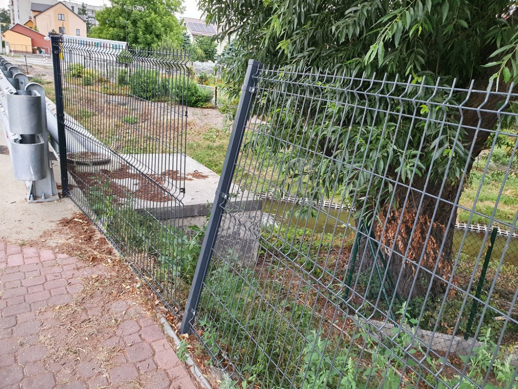 Hrubieszów: Zdemolowane ogrodzenie nowego mostu - ZDJĘCIA