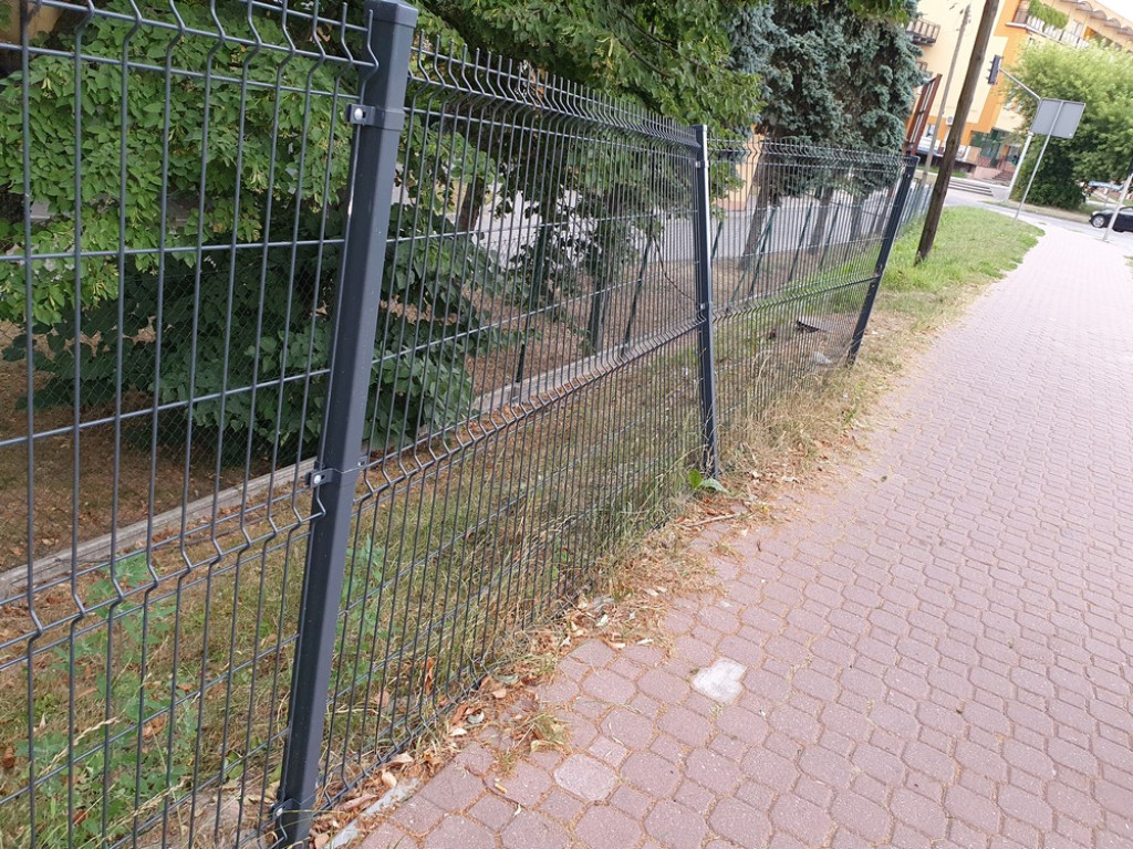 Hrubieszów: Zdemolowane ogrodzenie nowego mostu - ZDJĘCIA