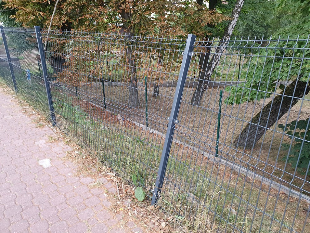Hrubieszów: Zdemolowane ogrodzenie nowego mostu - ZDJĘCIA