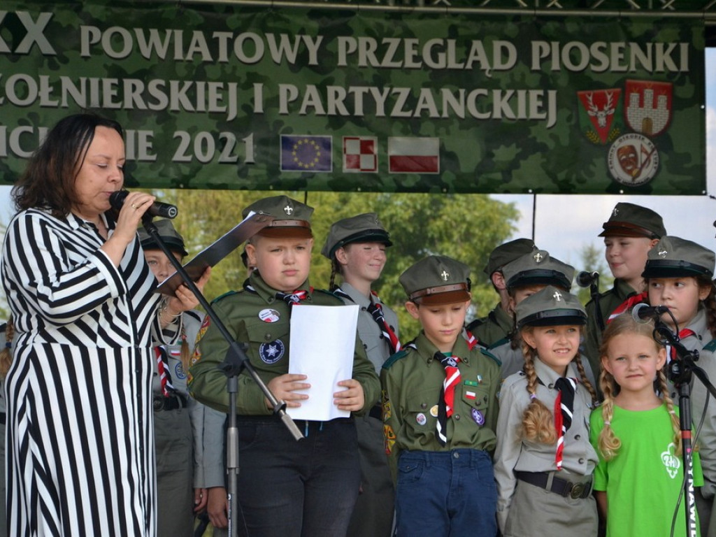 Za nami jubileuszowy  XX Powiatowy Przegląd Piosenki Żołnierskiej i Partyzanckiej - Uchanie 2021 - ZDJĘCIA