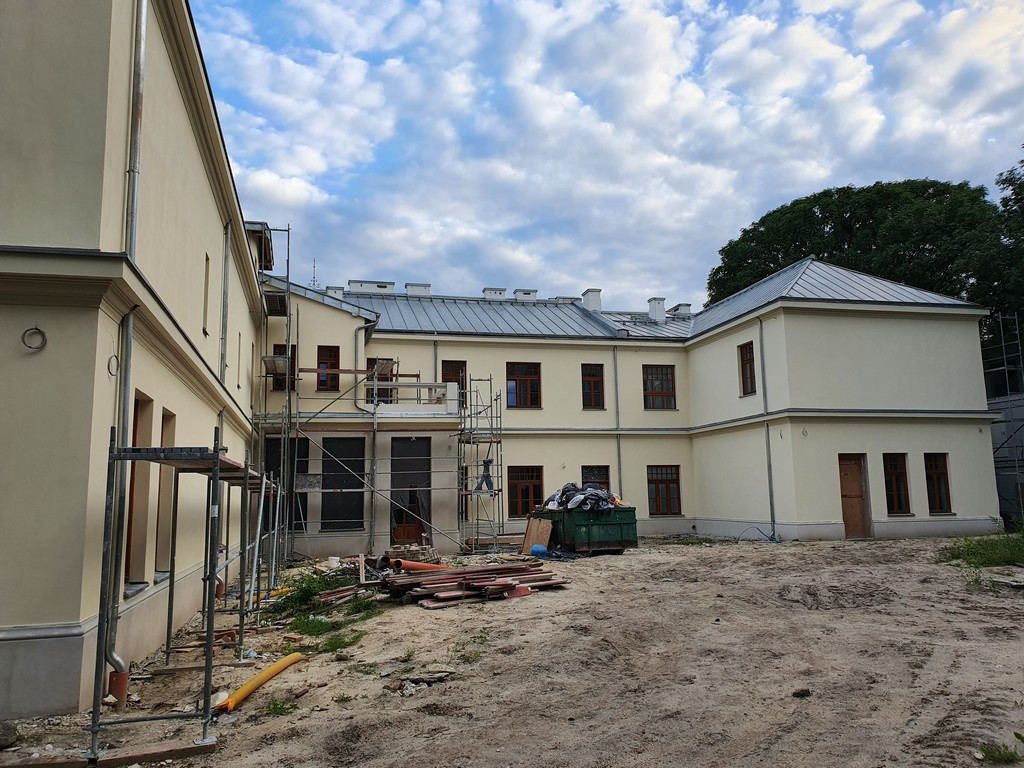 Książki się niecierpliwią, piwnica hamuje - o przedłużającym się remoncie w Hrubieszowie - ZDJĘCIA