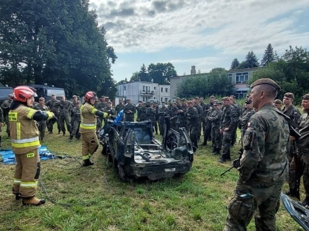 Wspólne ćwiczenia hrubieszowskich strażaków i terytorialsów - ZDJĘCIA