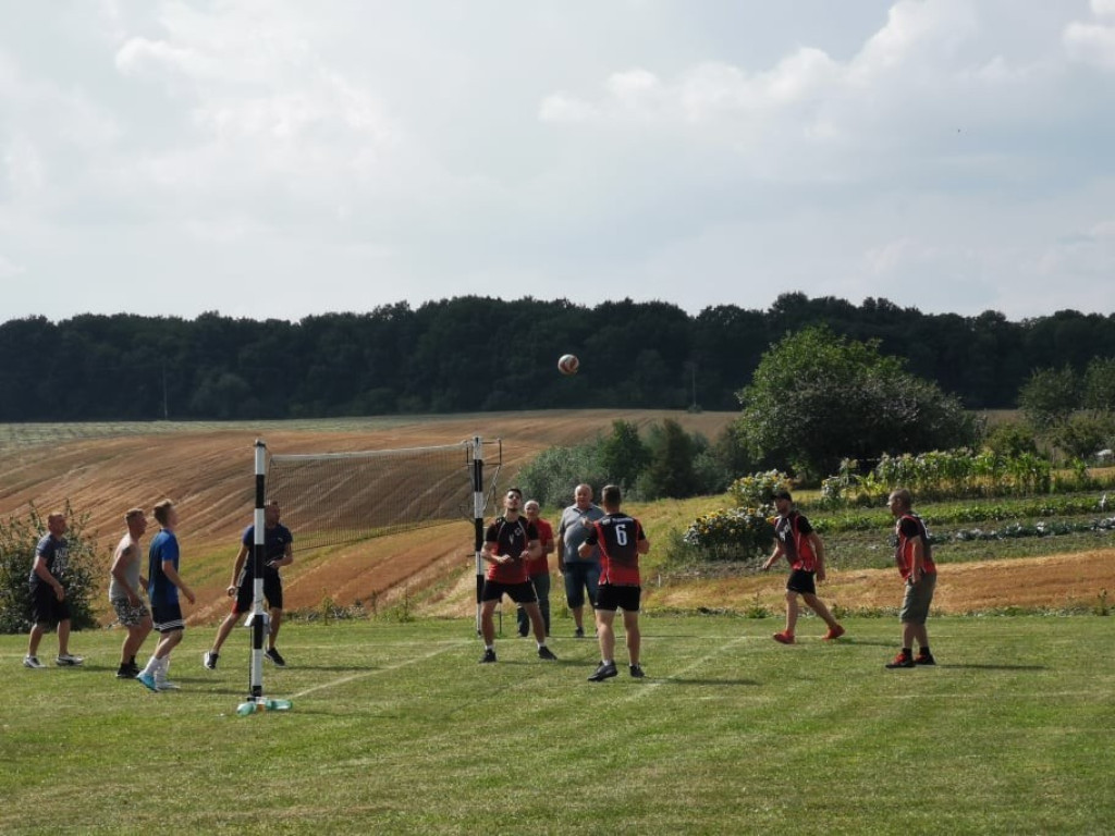 Wakacje na sportowo - w Majdanie ścinali i kopali - ZDJĘCIA