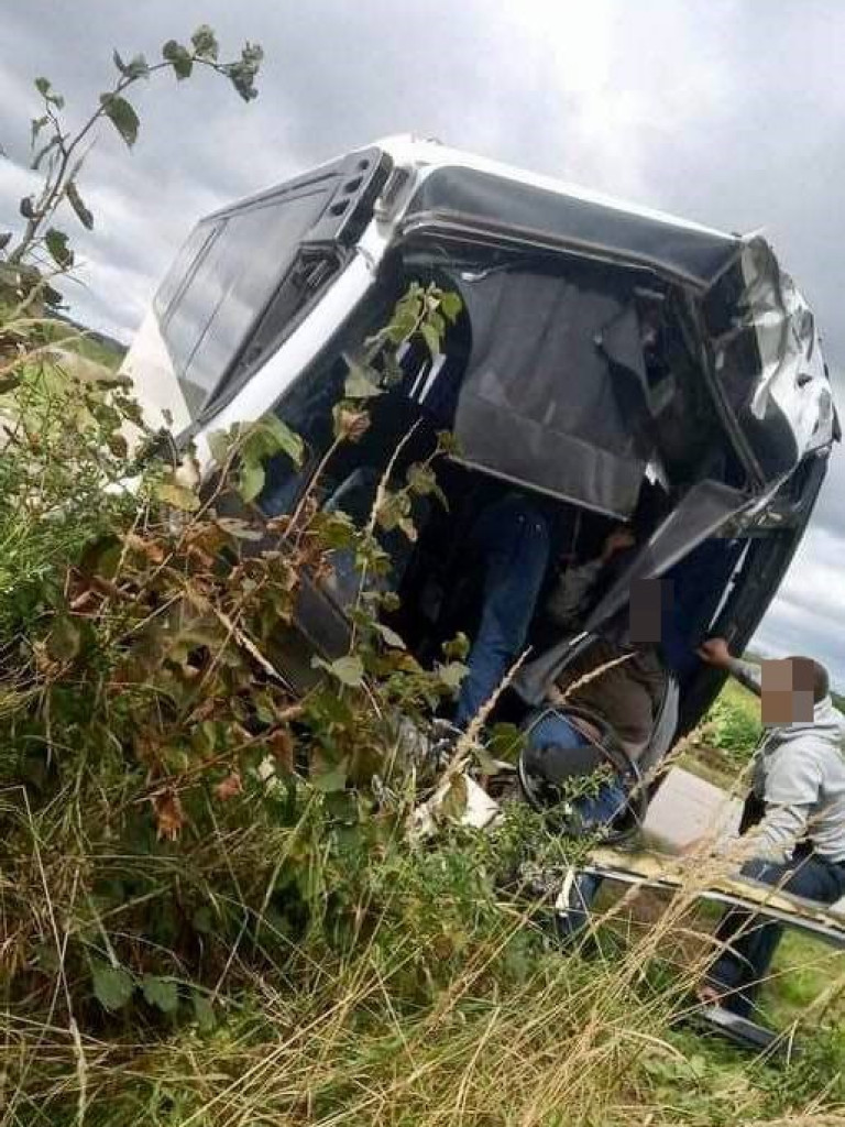 Groźne zderzenie autobusu z ciężarówką w Kopyłowie. Kierowca przetransportowany śmigłowcem do szpitala - ZDJĘCIA