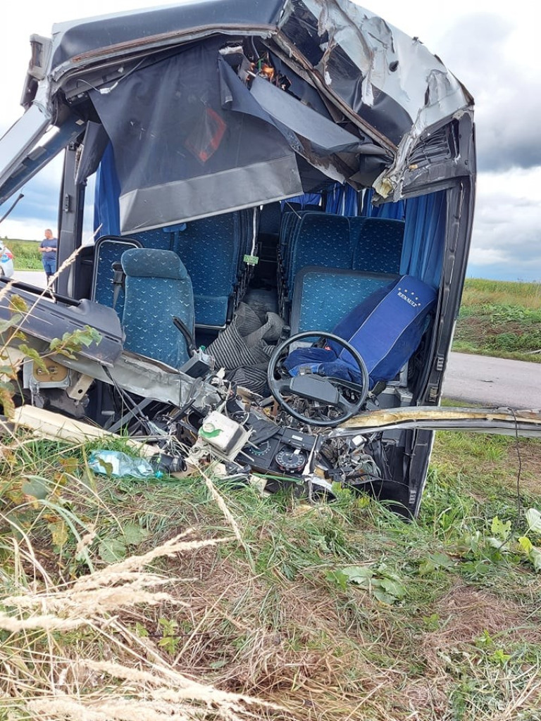 Groźne zderzenie autobusu z ciężarówką w Kopyłowie. Kierowca przetransportowany śmigłowcem do szpitala - ZDJĘCIA