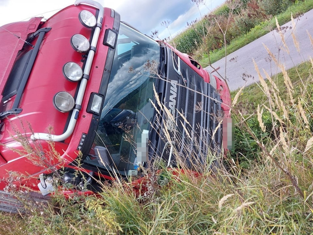 Groźne zderzenie autobusu z ciężarówką w Kopyłowie. Kierowca przetransportowany śmigłowcem do szpitala - ZDJĘCIA