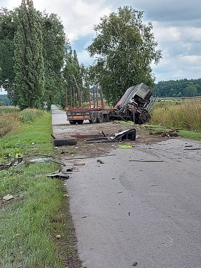 Groźne zderzenie autobusu z ciężarówką w Kopyłowie. Kierowca przetransportowany śmigłowcem do szpitala - ZDJĘCIA
