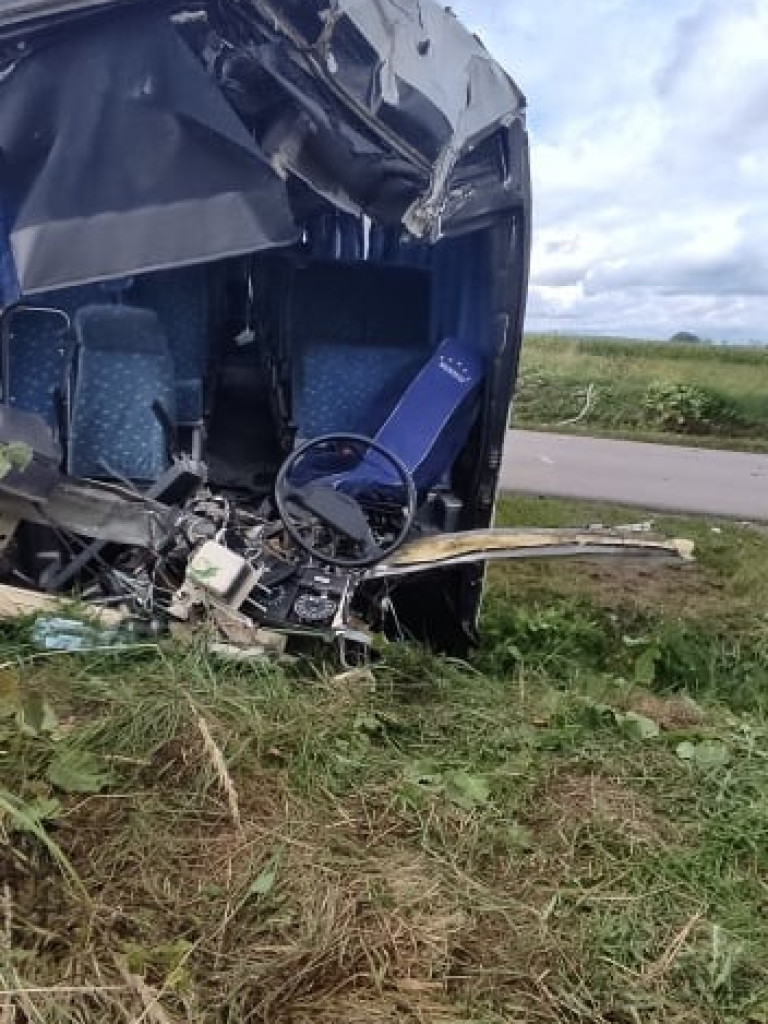 Groźne zderzenie autobusu z ciężarówką w Kopyłowie. Kierowca przetransportowany śmigłowcem do szpitala - ZDJĘCIA