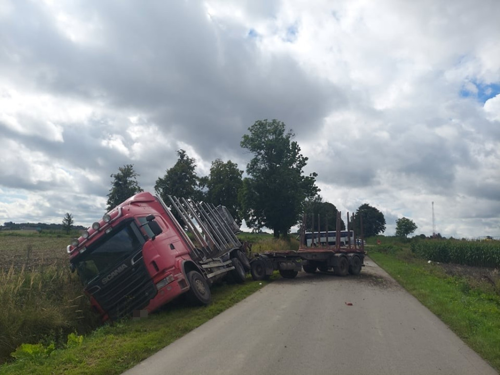 Groźne zderzenie autobusu z ciężarówką w Kopyłowie. Kierowca przetransportowany śmigłowcem do szpitala - ZDJĘCIA