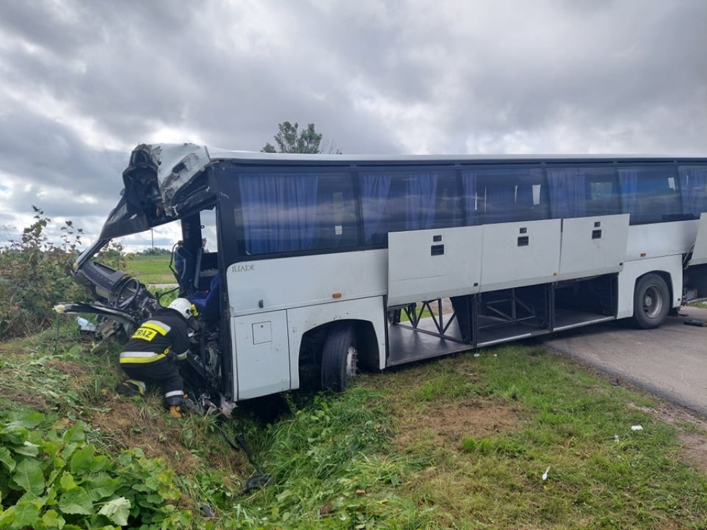Groźne zderzenie autobusu z ciężarówką w Kopyłowie. Kierowca przetransportowany śmigłowcem do szpitala - ZDJĘCIA