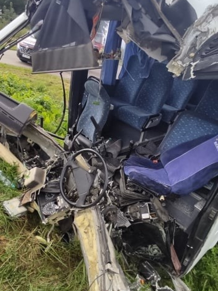 Groźne zderzenie autobusu z ciężarówką w Kopyłowie. Kierowca przetransportowany śmigłowcem do szpitala - ZDJĘCIA