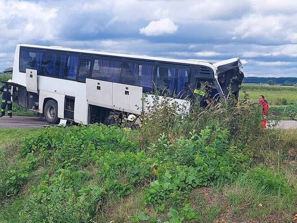 Groźne zderzenie autobusu z ciężarówką w Kopyłowie. Kierowca przetransportowany śmigłowcem do szpitala - ZDJĘCIA