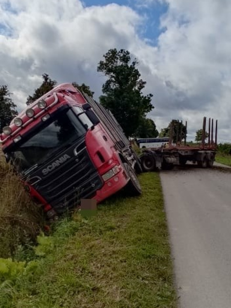Groźne zderzenie autobusu z ciężarówką w Kopyłowie. Kierowca przetransportowany śmigłowcem do szpitala - ZDJĘCIA