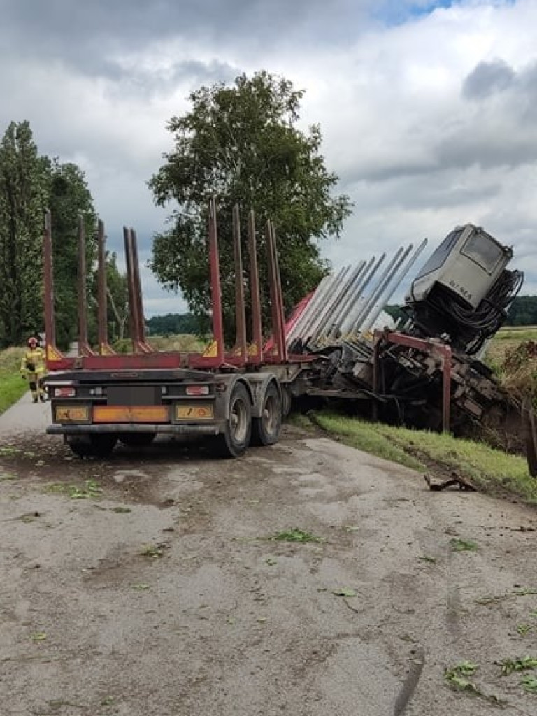 Groźne zderzenie autobusu z ciężarówką w Kopyłowie. Kierowca przetransportowany śmigłowcem do szpitala - ZDJĘCIA