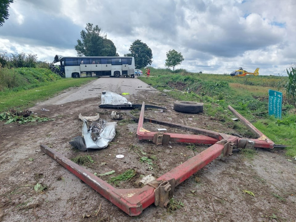 Groźne zderzenie autobusu z ciężarówką w Kopyłowie. Kierowca przetransportowany śmigłowcem do szpitala - ZDJĘCIA