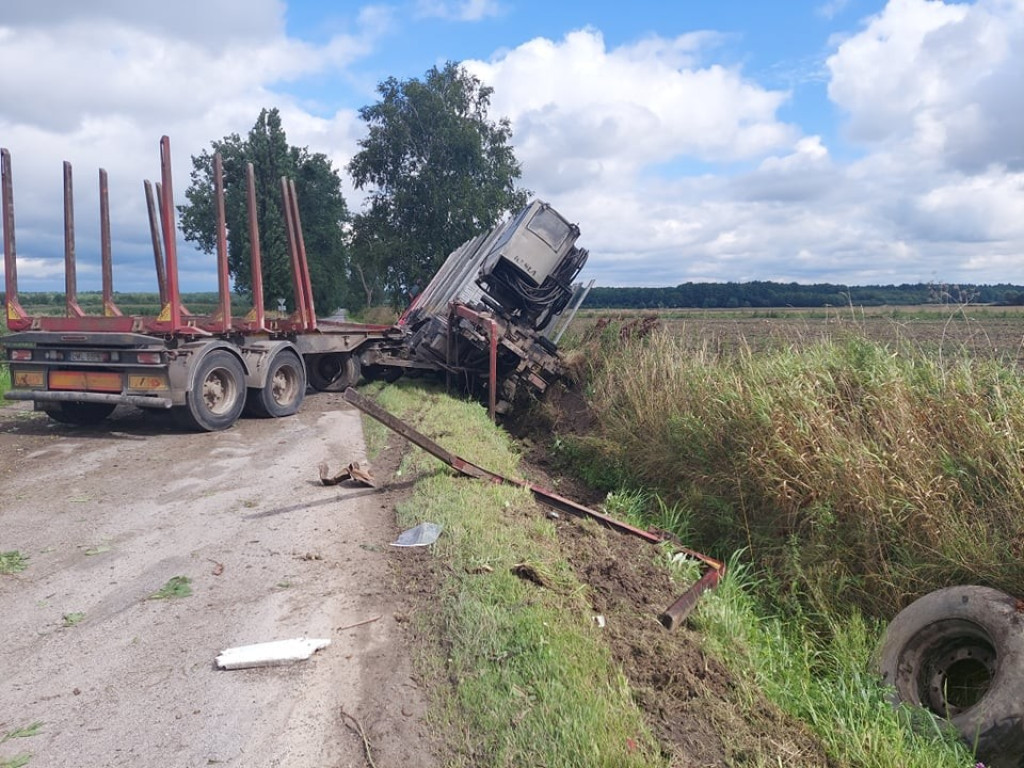 Groźne zderzenie autobusu z ciężarówką w Kopyłowie. Kierowca przetransportowany śmigłowcem do szpitala - ZDJĘCIA