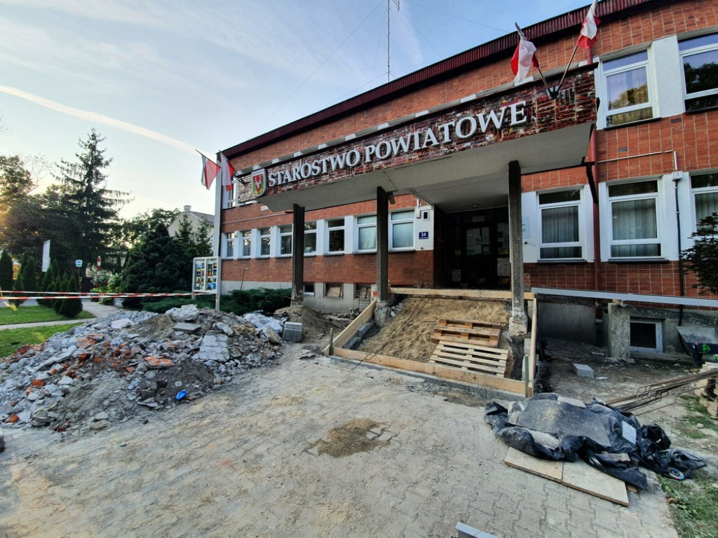 Remont wejścia do hrubieszowskiego starostwa - ZDJĘCIA