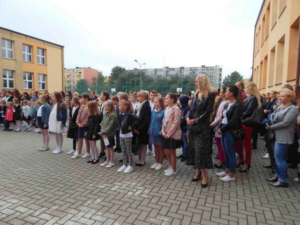 Rozpoczęcie roku szkolnego w hrubieszowskiej Jedynce - ZDJĘCIA