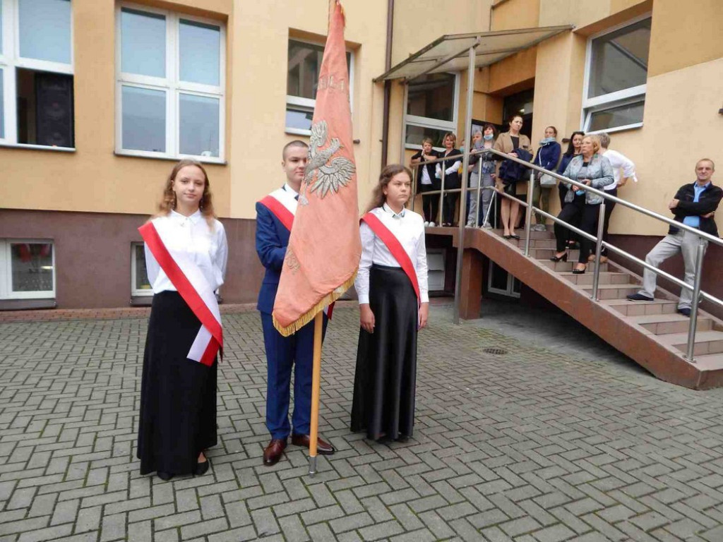 Rozpoczęcie roku szkolnego w hrubieszowskiej Jedynce - ZDJĘCIA