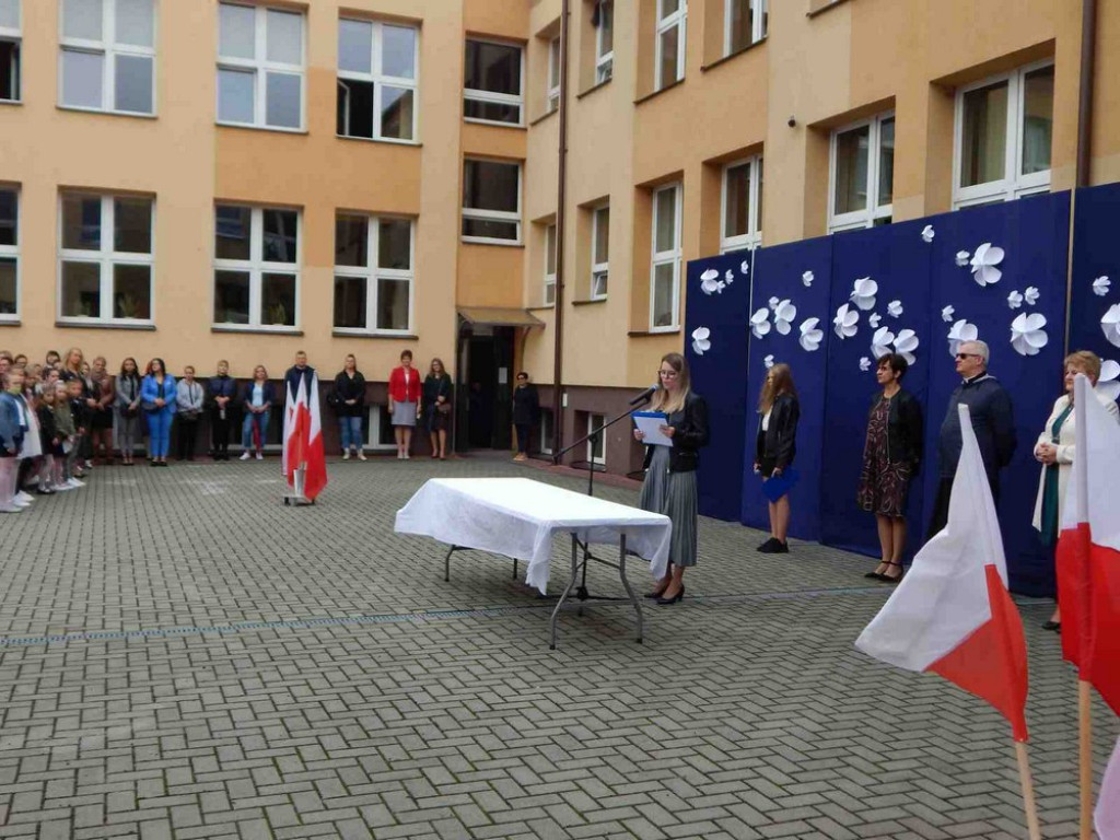 Rozpoczęcie roku szkolnego w hrubieszowskiej Jedynce - ZDJĘCIA