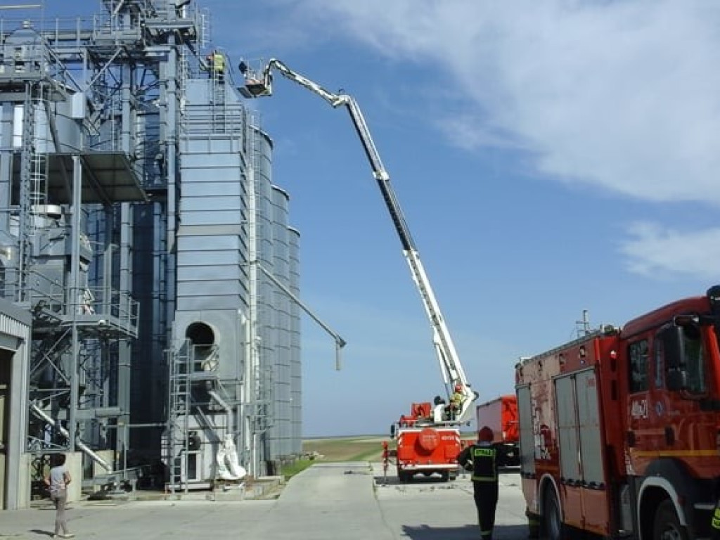 Hrubieszowscy strażacy gasili pożar silosu w Hrebennem - ZDJĘCIA