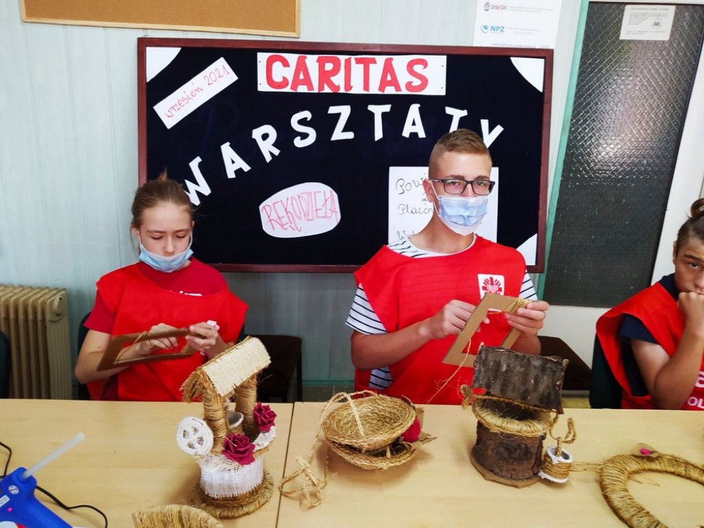 Hrubieszów: Sznurek kreatywnie - warsztaty w Caritas - ZDJĘCIA