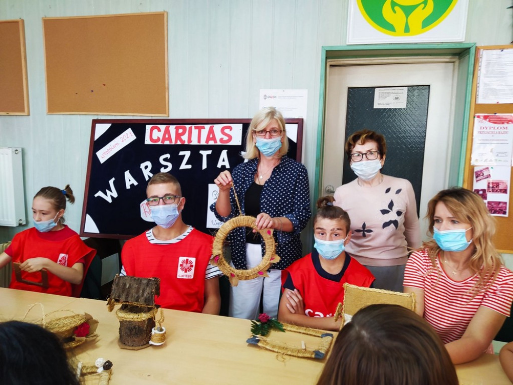 Hrubieszów: Sznurek kreatywnie - warsztaty w Caritas - ZDJĘCIA