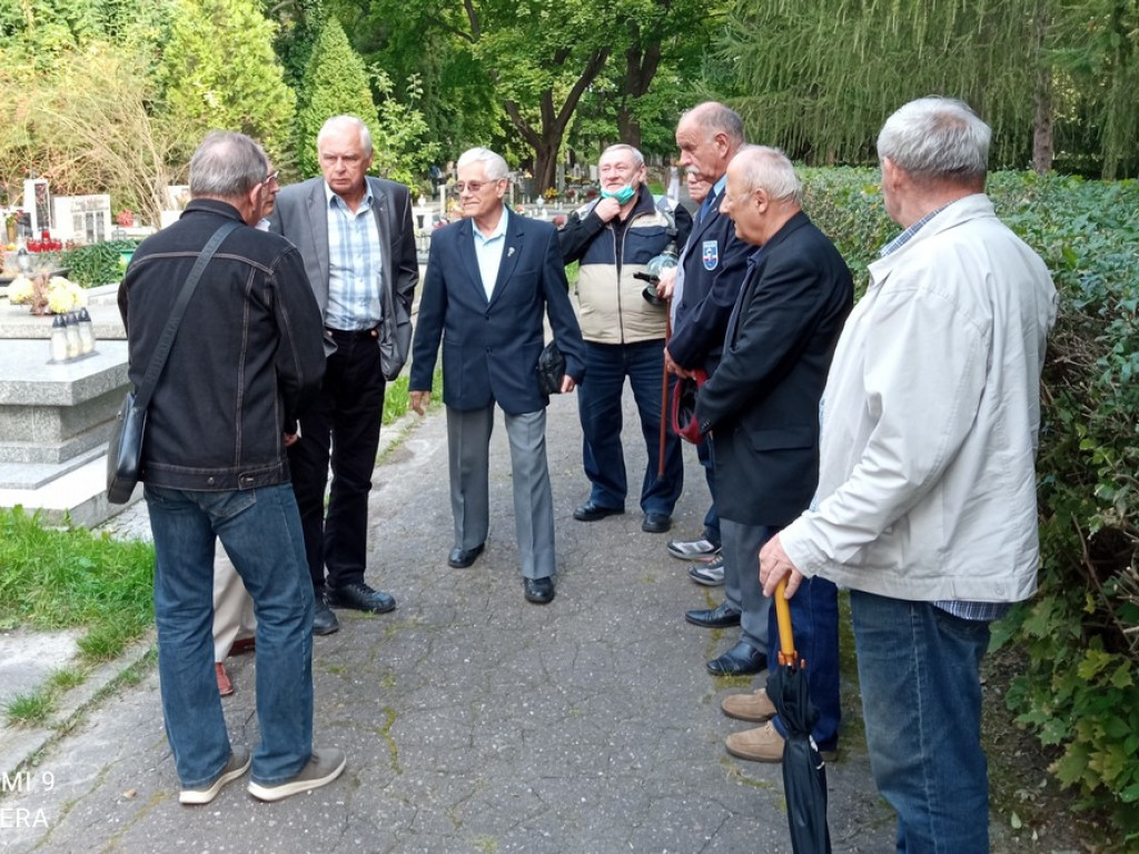 Kwiaty z Hrubieszowa na grobach generała i profesora - ZDJĘCIA