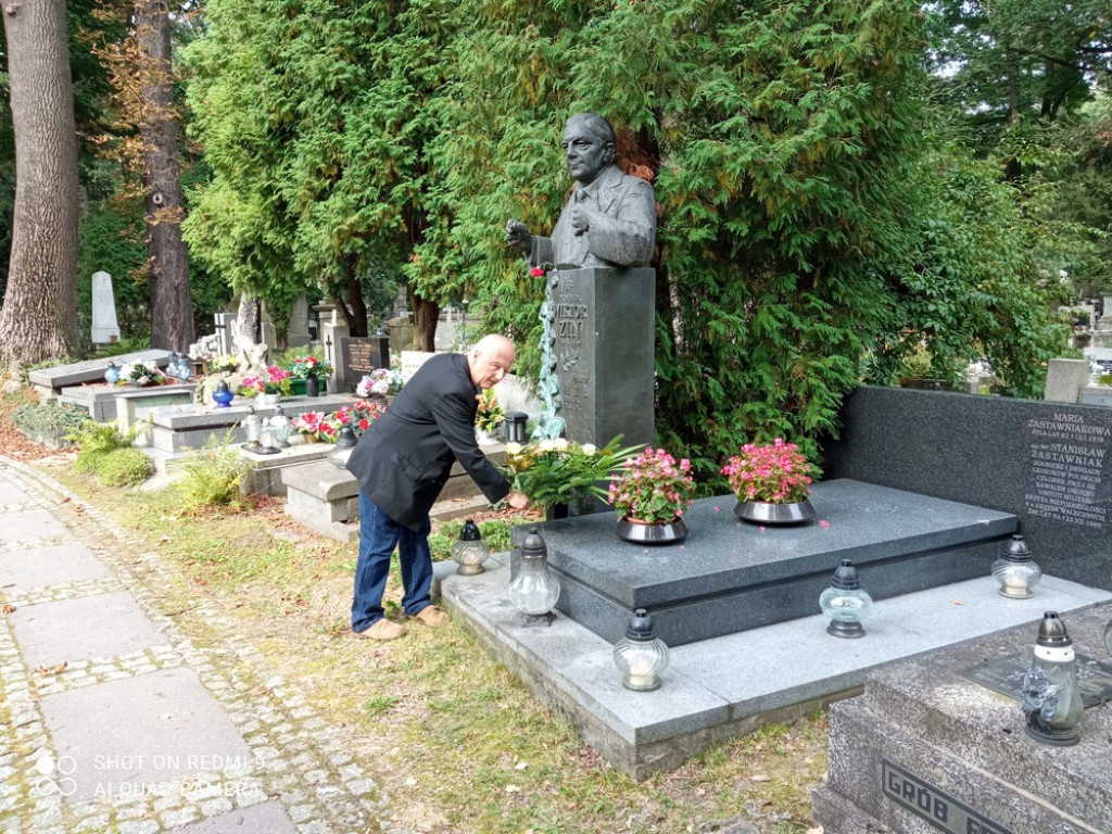 Kwiaty z Hrubieszowa na grobach generała i profesora - ZDJĘCIA