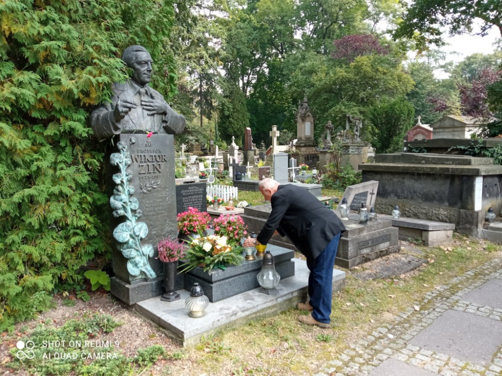 Kwiaty z Hrubieszowa na grobach generała i profesora - ZDJĘCIA