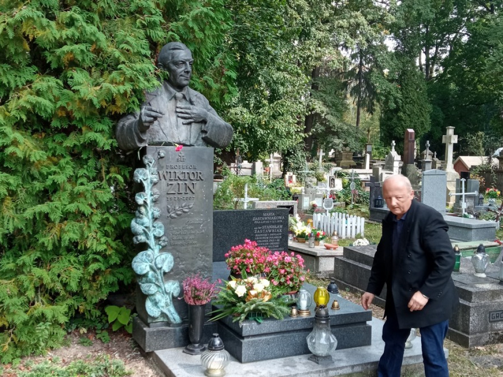 Kwiaty z Hrubieszowa na grobach generała i profesora - ZDJĘCIA