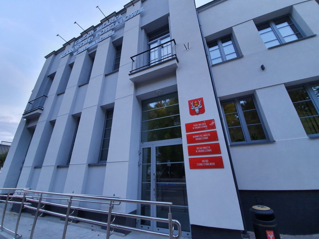 Hrubieszów: Budynek Urzędu Miasta po remoncie - ZDJĘCIA