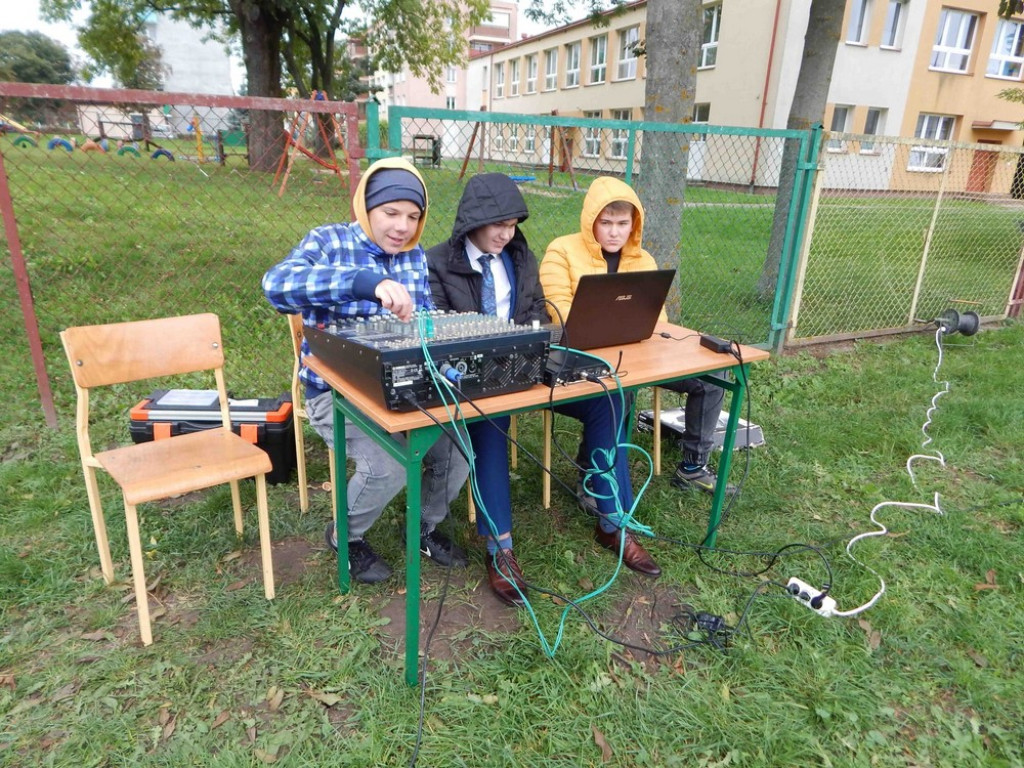 Uczniowie Jedynki pamiętają o Bohaterach Września! - ZDJĘCIA