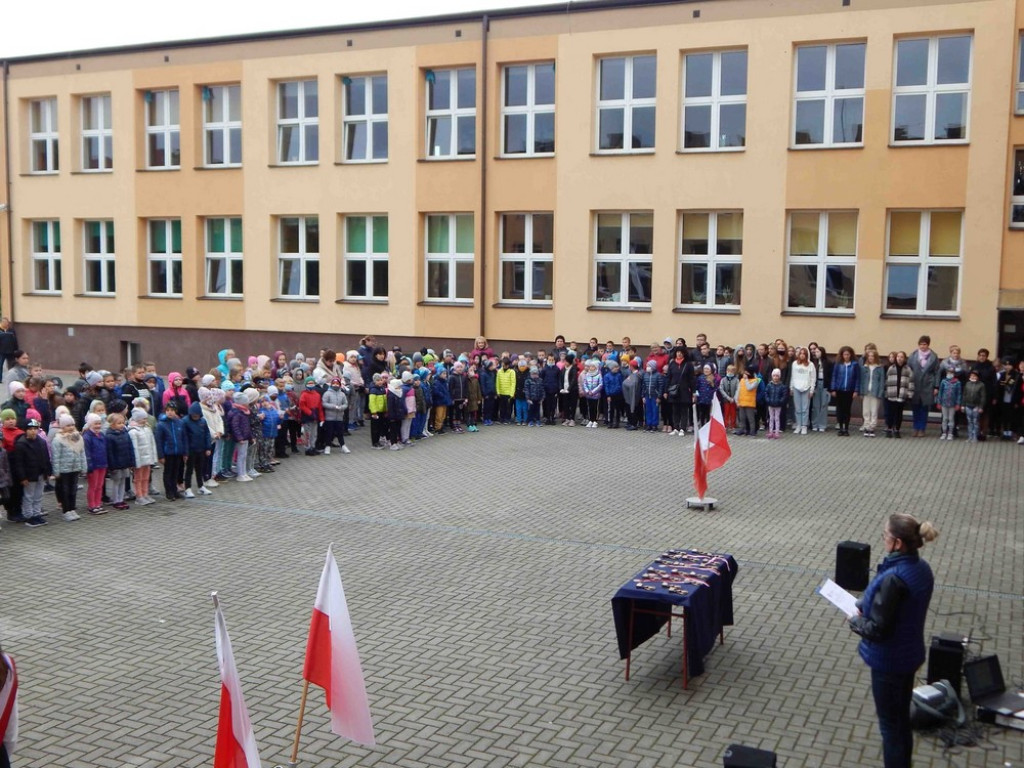 Uczniowie Jedynki pamiętają o Bohaterach Września! - ZDJĘCIA