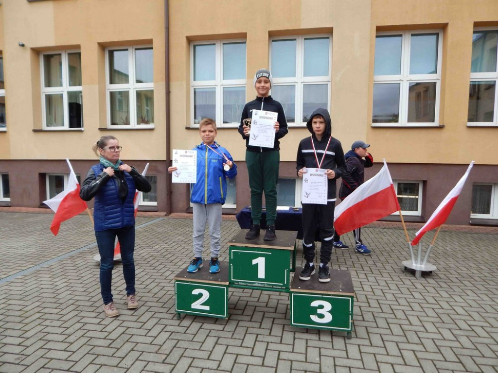 Uczniowie Jedynki pamiętają o Bohaterach Września! - ZDJĘCIA