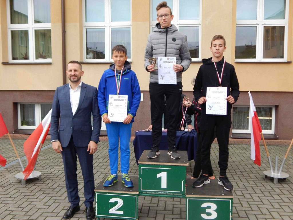 Uczniowie Jedynki pamiętają o Bohaterach Września! - ZDJĘCIA