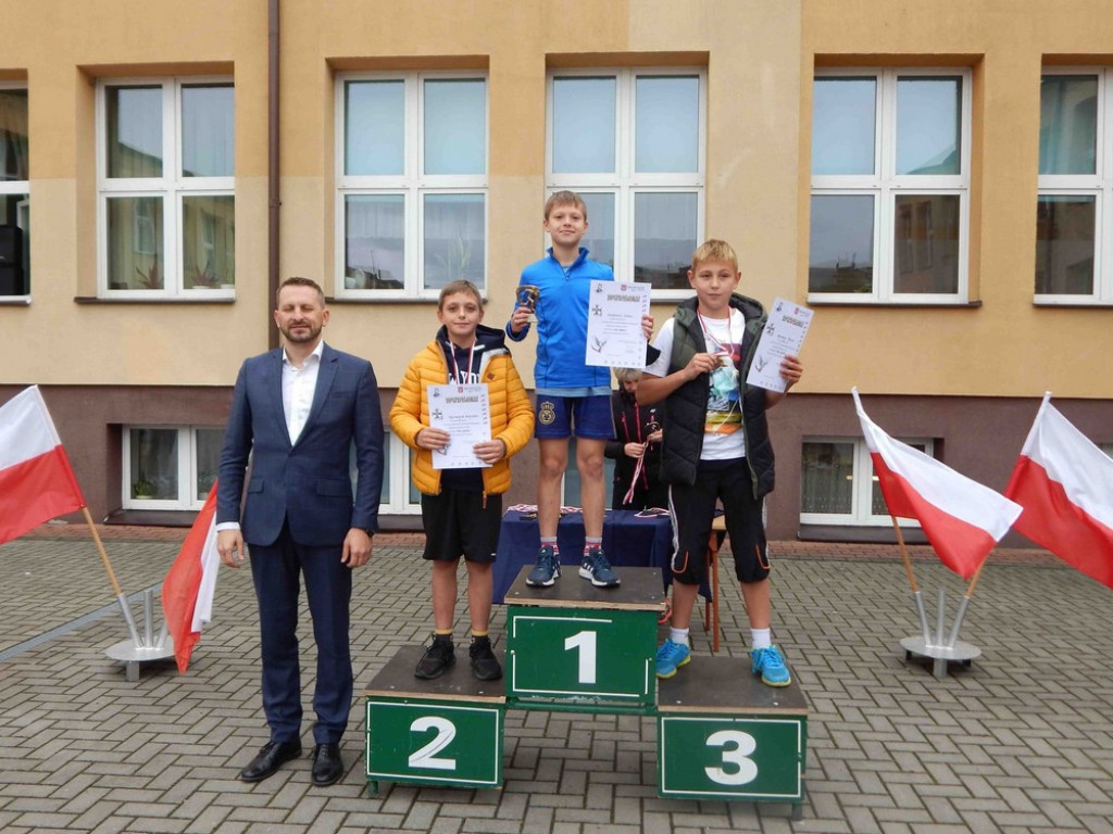 Uczniowie Jedynki pamiętają o Bohaterach Września! - ZDJĘCIA