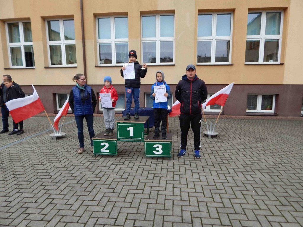 Uczniowie Jedynki pamiętają o Bohaterach Września! - ZDJĘCIA
