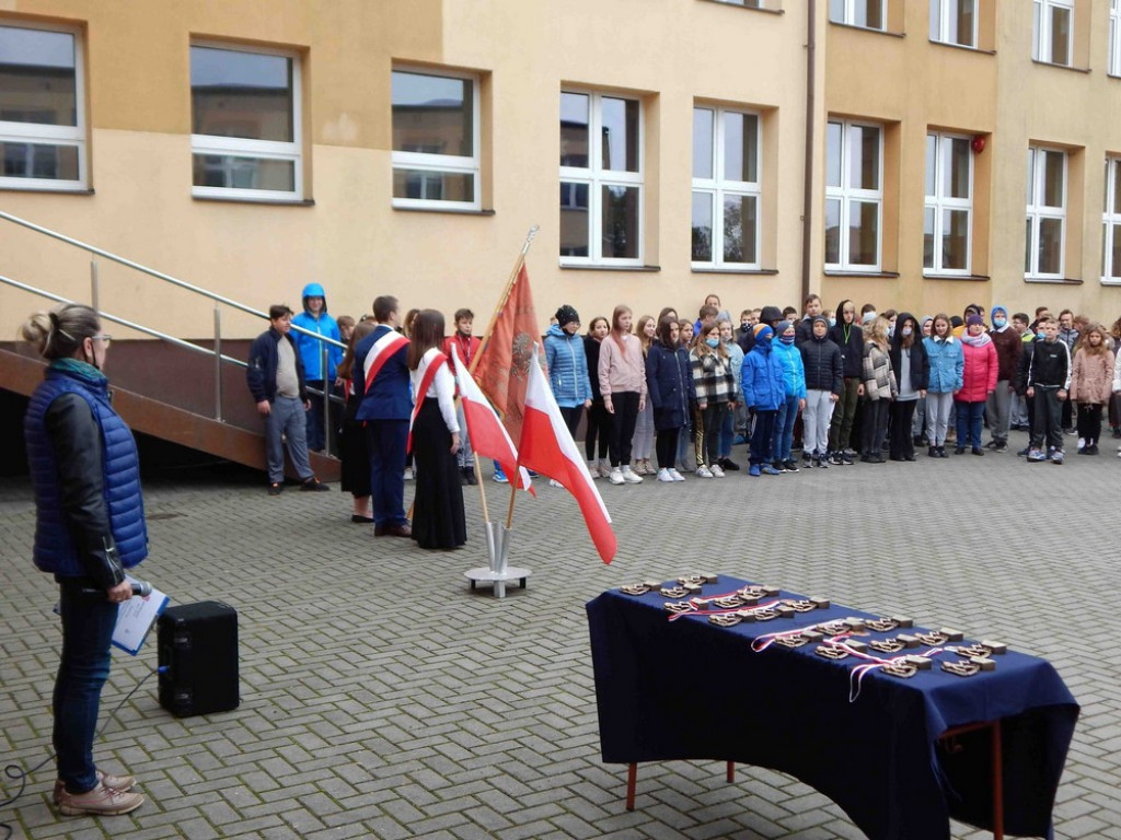 Uczniowie Jedynki pamiętają o Bohaterach Września! - ZDJĘCIA