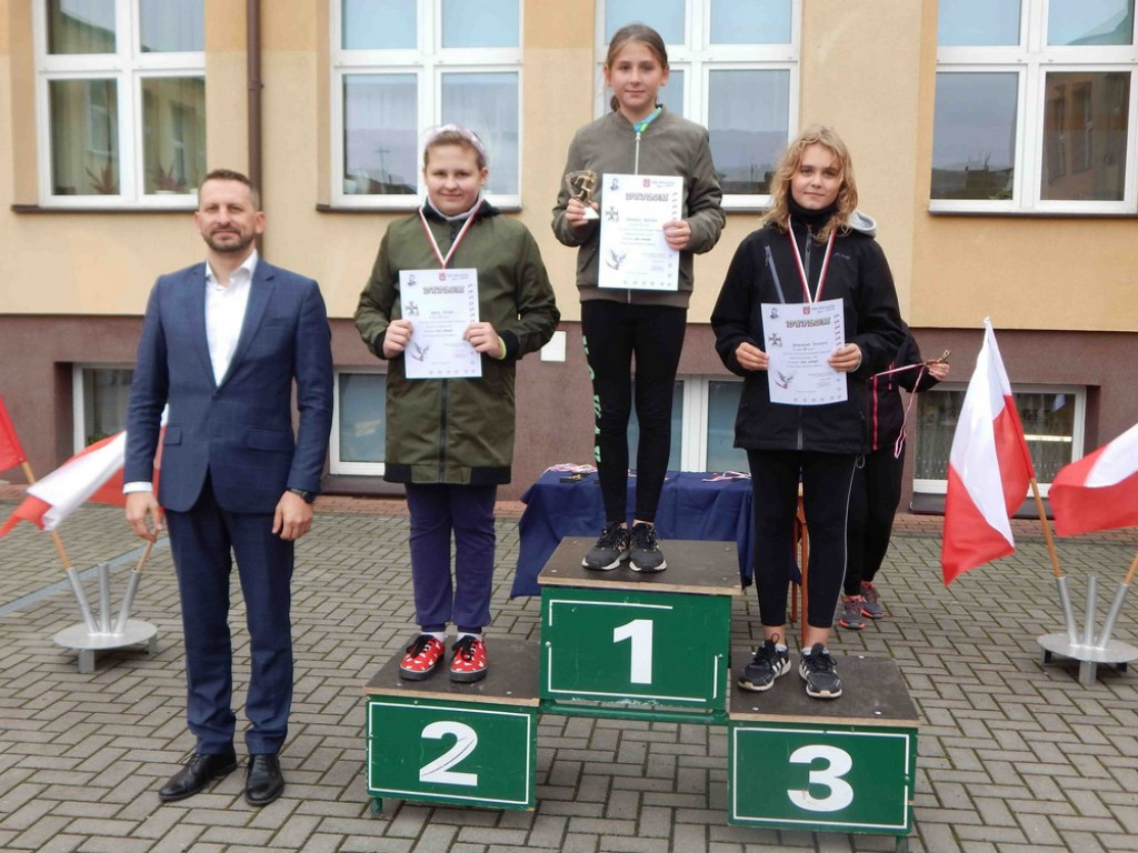 Uczniowie Jedynki pamiętają o Bohaterach Września! - ZDJĘCIA