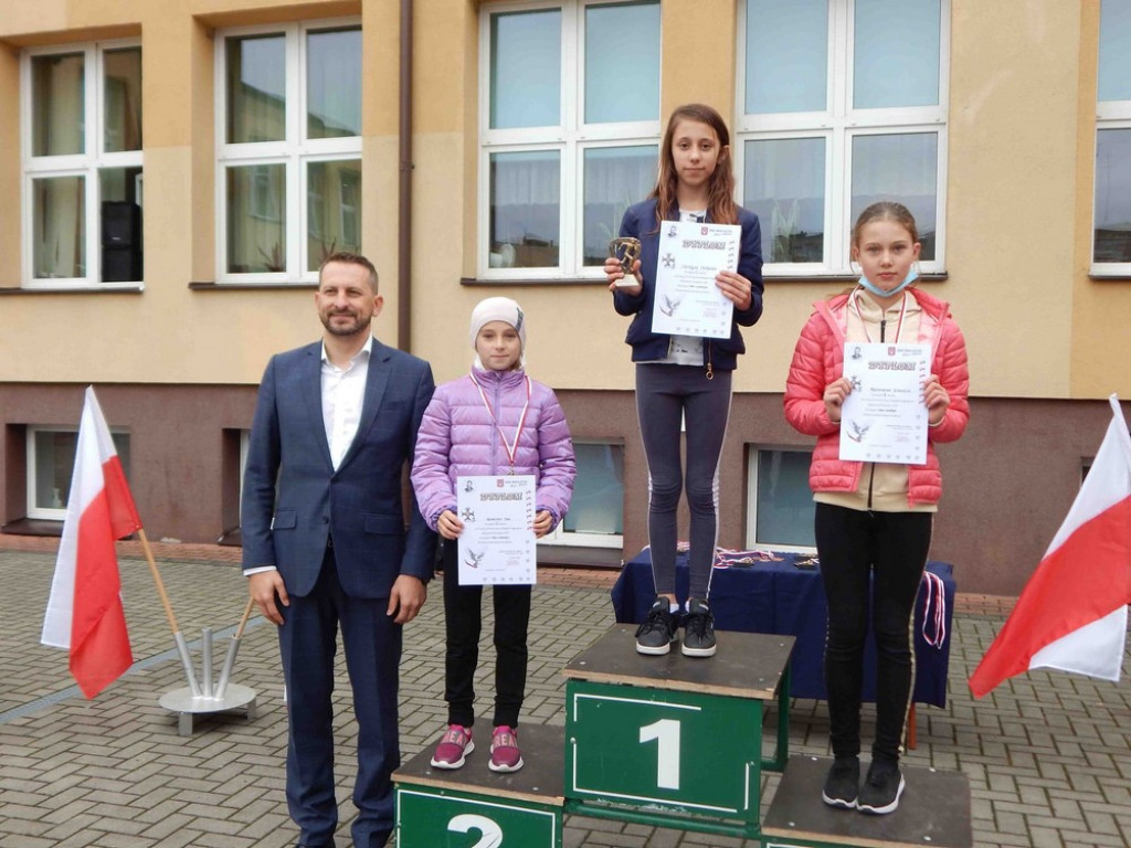 Uczniowie Jedynki pamiętają o Bohaterach Września! - ZDJĘCIA