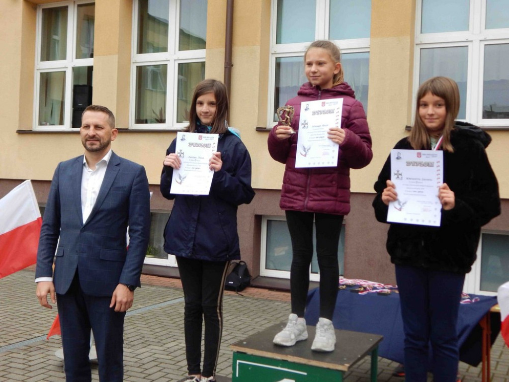 Uczniowie Jedynki pamiętają o Bohaterach Września! - ZDJĘCIA