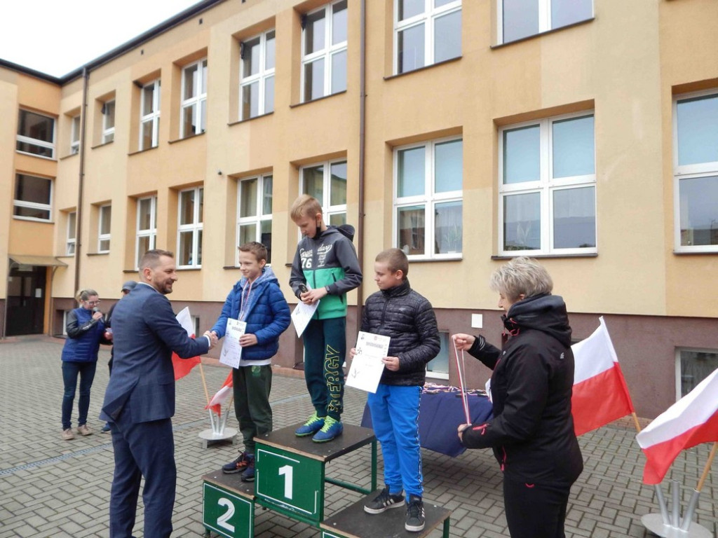 Uczniowie Jedynki pamiętają o Bohaterach Września! - ZDJĘCIA