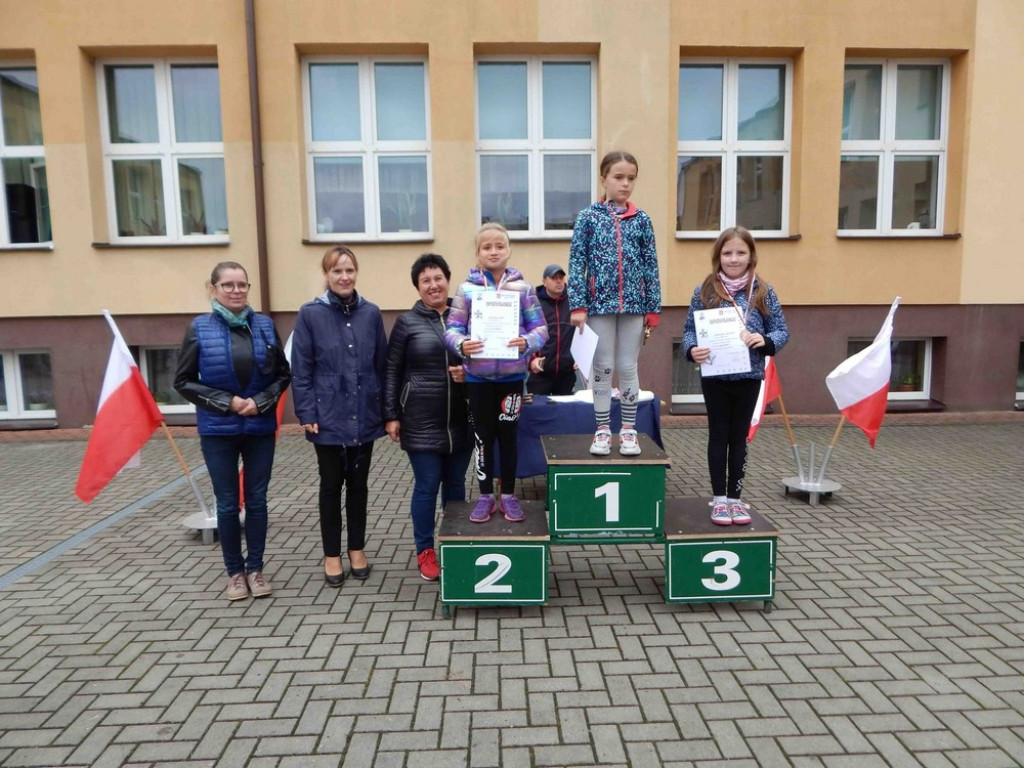 Uczniowie Jedynki pamiętają o Bohaterach Września! - ZDJĘCIA