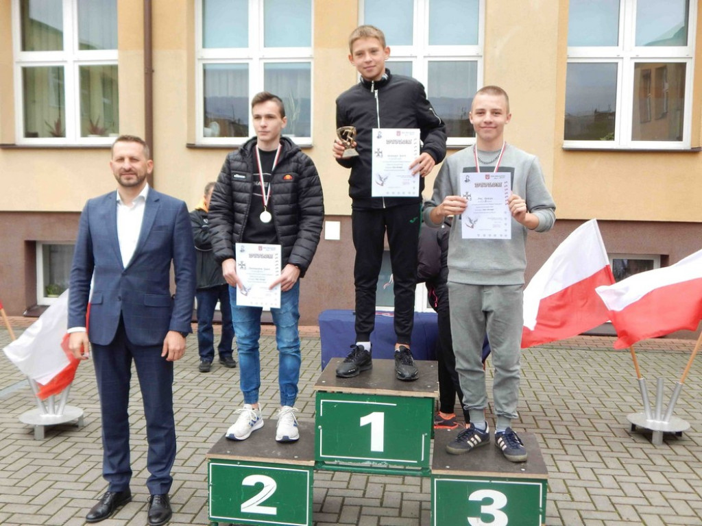 Uczniowie Jedynki pamiętają o Bohaterach Września! - ZDJĘCIA