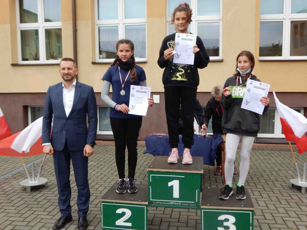 Uczniowie Jedynki pamiętają o Bohaterach Września! - ZDJĘCIA