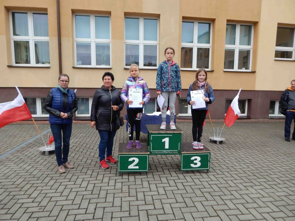 Uczniowie Jedynki pamiętają o Bohaterach Września! - ZDJĘCIA