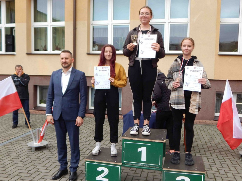 Uczniowie Jedynki pamiętają o Bohaterach Września! - ZDJĘCIA