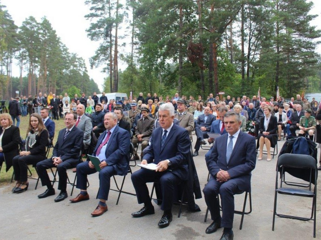 Pamiętają o bohaterach. Odsłonięcie pomnika w Józefowie - ZDJĘCIA