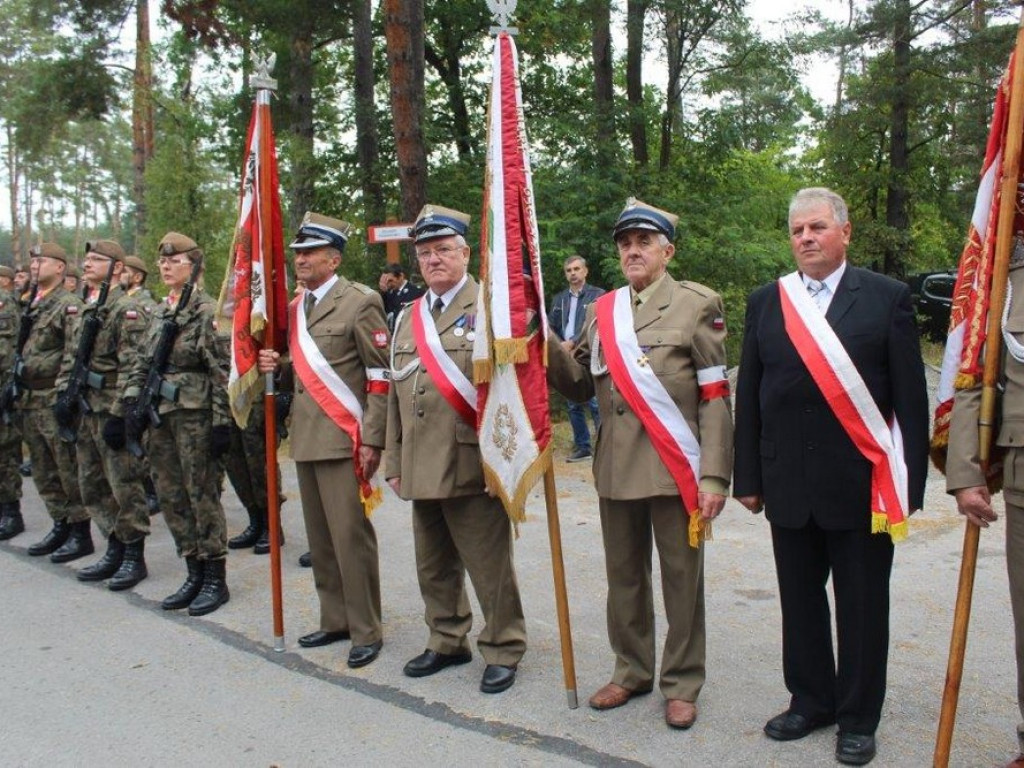 Pamiętają o bohaterach. Odsłonięcie pomnika w Józefowie - ZDJĘCIA